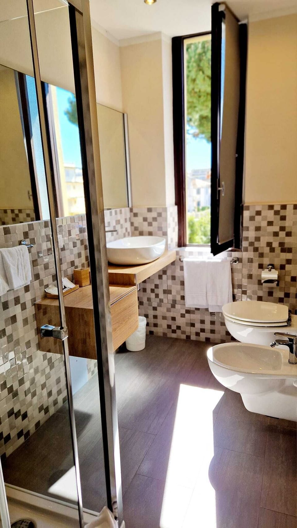 Double Room | Bathroom | Combined shower/tub, rainfall showerhead, free toiletries, hair dryer