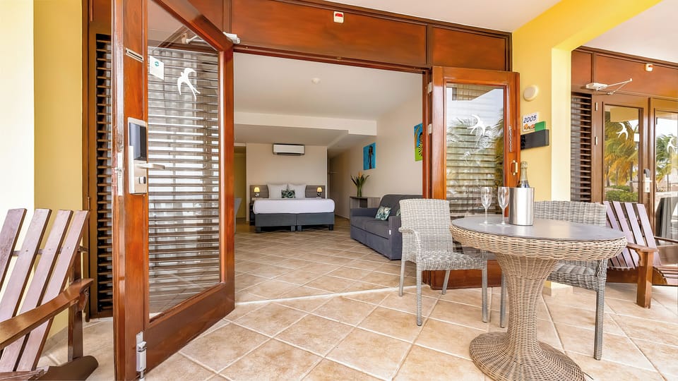 Beachfront Cabana | In-room safe, desk, laptop workspace, blackout drapes