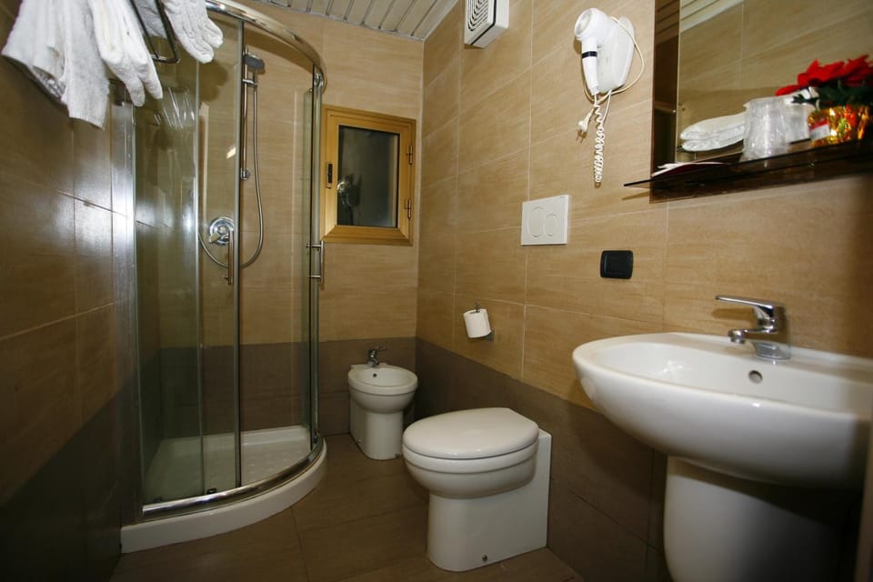 Room | Bathroom | Shower, free toiletries, hair dryer, towels