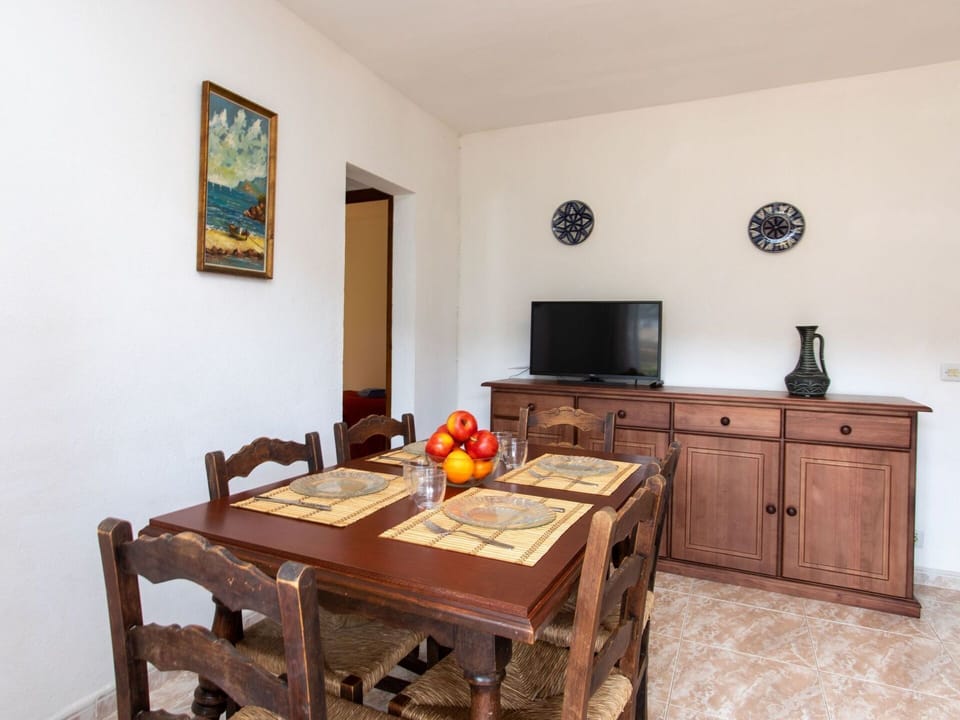 Property, Furniture, Table, Picture Frame, Cabinetry, Wood, Interior Design, Drawer, Floor, Chair