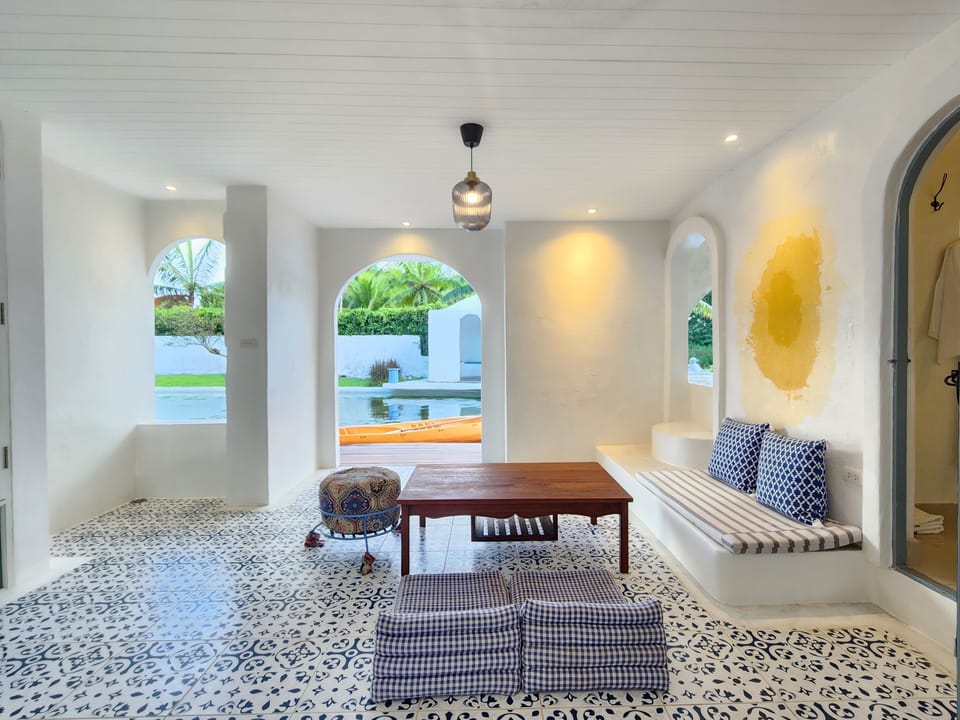 Family 2 bedrooms River Access with pool and 1 bathroom | Living area | 40-inch LED TV with digital channels, TV, Netflix