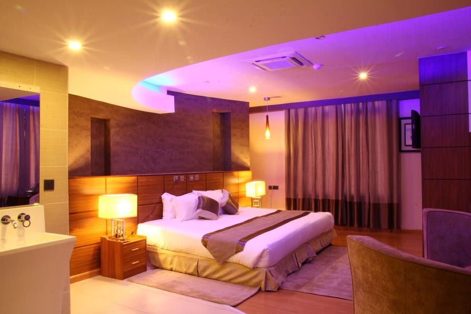 Executive Room | Minibar, in-room safe, desk, soundproofing