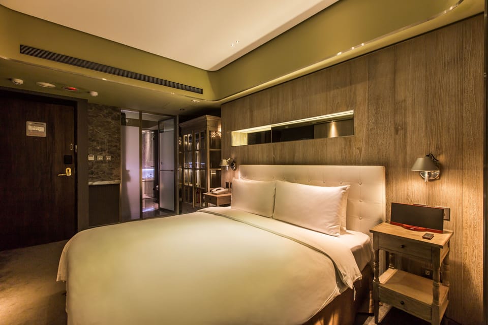 Elite Room | Premium bedding, in-room safe, desk, iron/ironing board