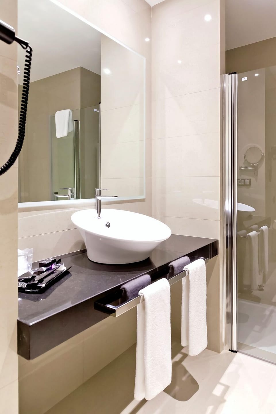 Standard Single Room | Bathroom | Shower, free toiletries, hair dryer, bidet