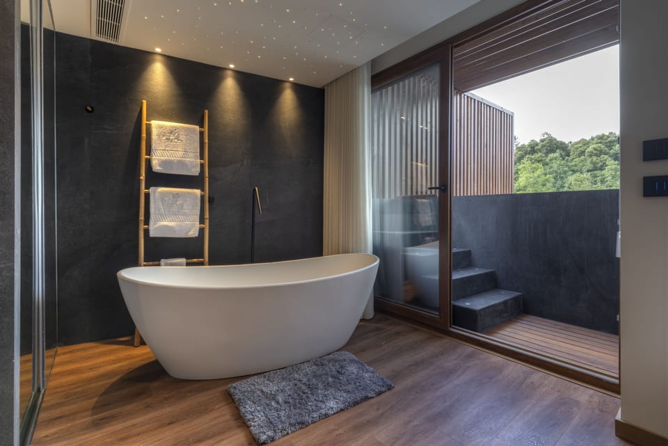 Premium Suite, 1 King Bed, Balcony | Bathroom | Free toiletries, hair dryer, bathrobes, bidet