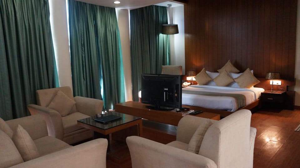 Luxury Studio Suite, 1 King Bed, Refrigerator, Mountain View | 1 bedroom, premium bedding, in-room safe, individually furnished