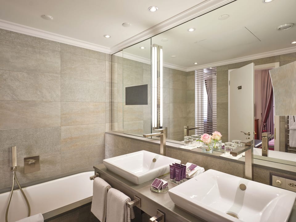 Junior Suite, 1 King Bed with Sofa bed | Bathroom | Free toiletries, hair dryer, bathrobes, slippers
