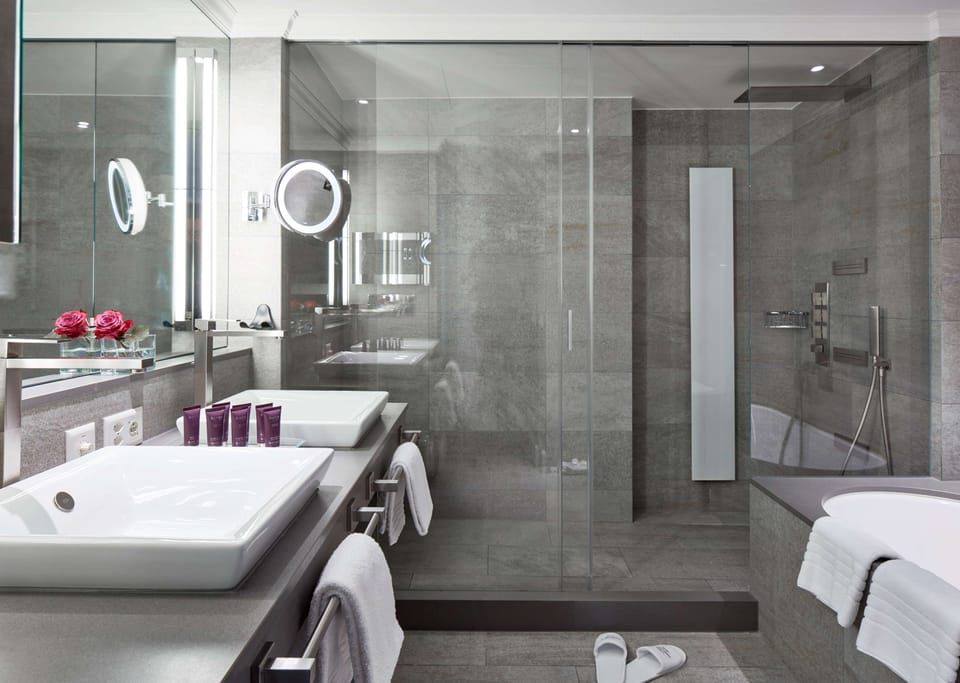 Deluxe Suite | Bathroom | Free toiletries, hair dryer, bathrobes, slippers