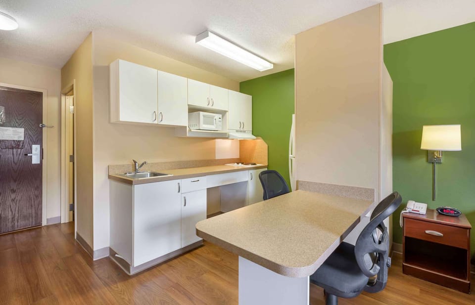 Studio, 1 Queen Bed, Non Smoking | In-room safe, desk, iron/ironing board, free WiFi