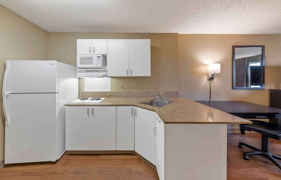 Coffee/tea maker, fridge, microwave, stovetop