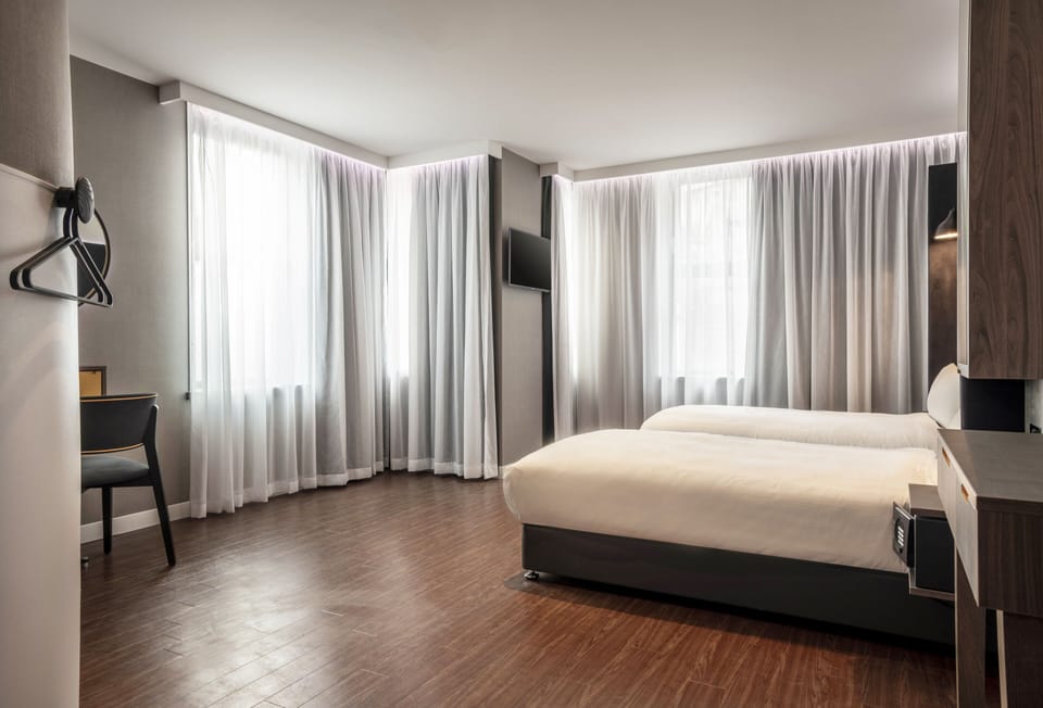 Accessible Twin with Window | In-room safe, blackout drapes, free WiFi, bed sheets
