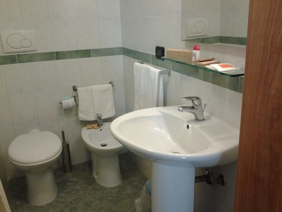 Shower, rainfall showerhead, free toiletries, hair dryer