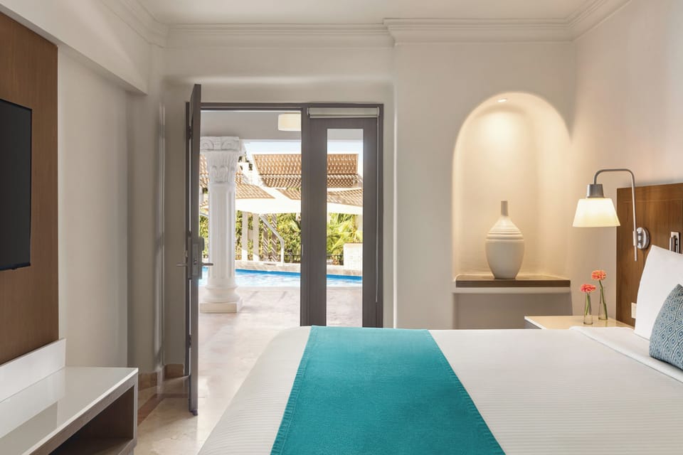 Standard Room, 1 King Bed | Minibar, in-room safe, desk, blackout drapes