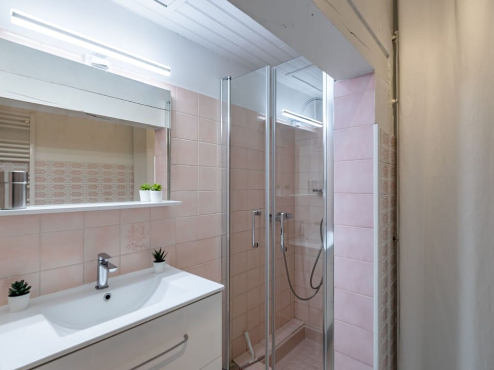 Mirror, Tap, Plumbing Fixture, Sink, Building, Bathroom, Bathroom Sink, Bathroom Cabinet, Interior Design