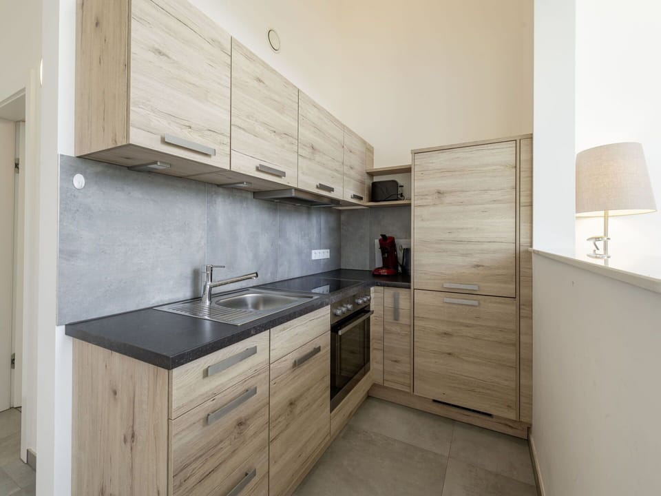 Cabinetry, Kitchen Sink, Sink, Property, Building, Countertop, Tap, Kitchen, Wood, Kitchen Stove