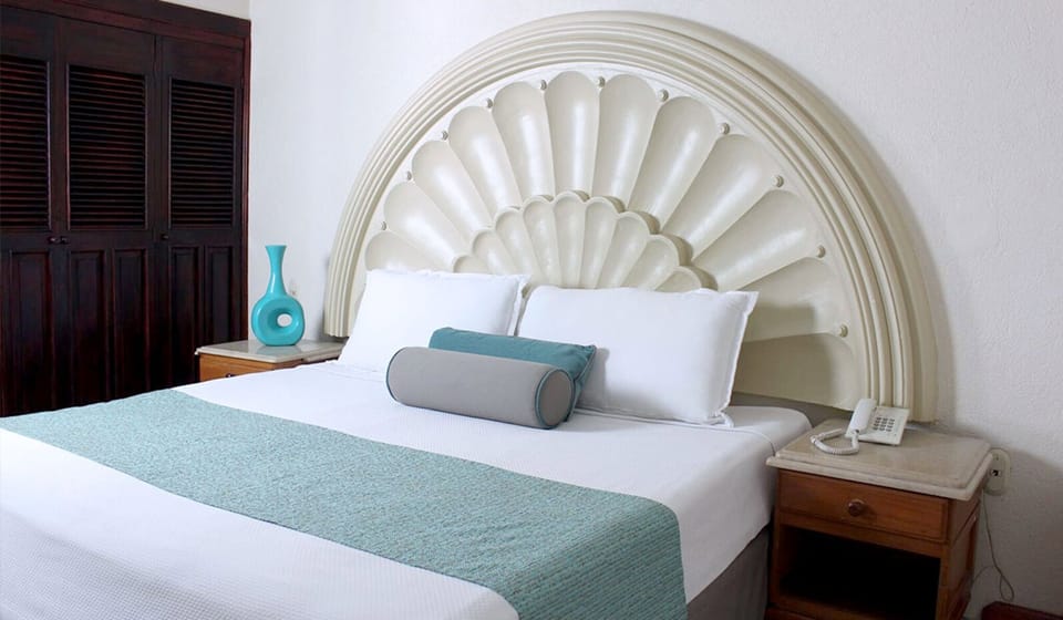 Suite, 1 King bed, Ocean View | Iron/ironing board, free wired internet, bed sheets