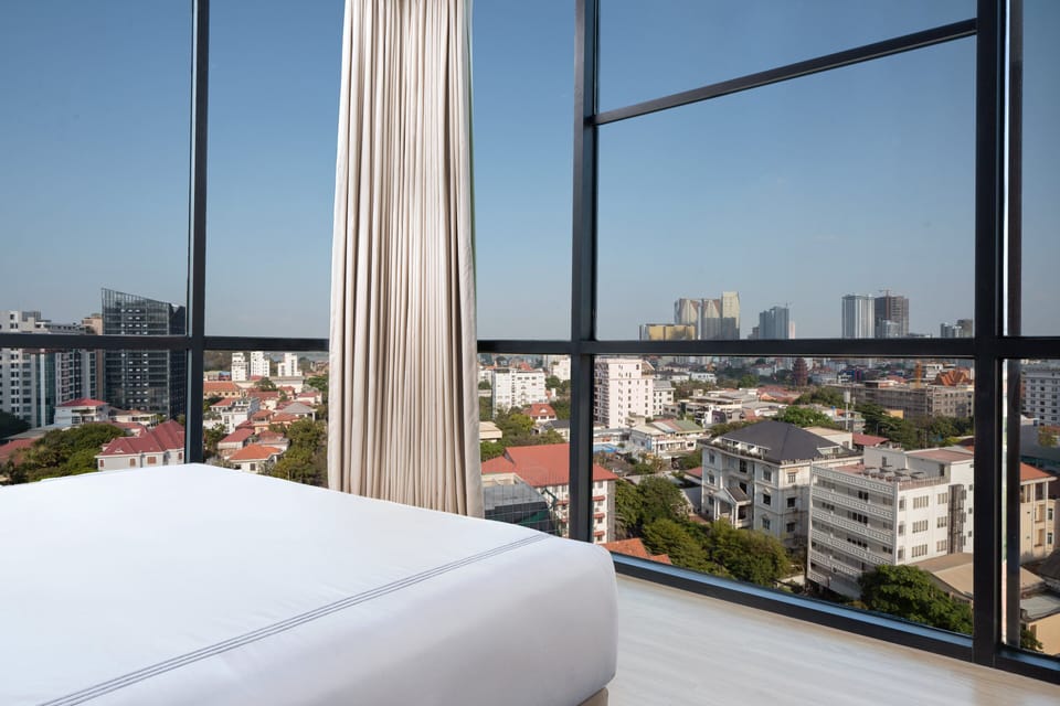 Deluxe Studio, 1 King Bed | City view