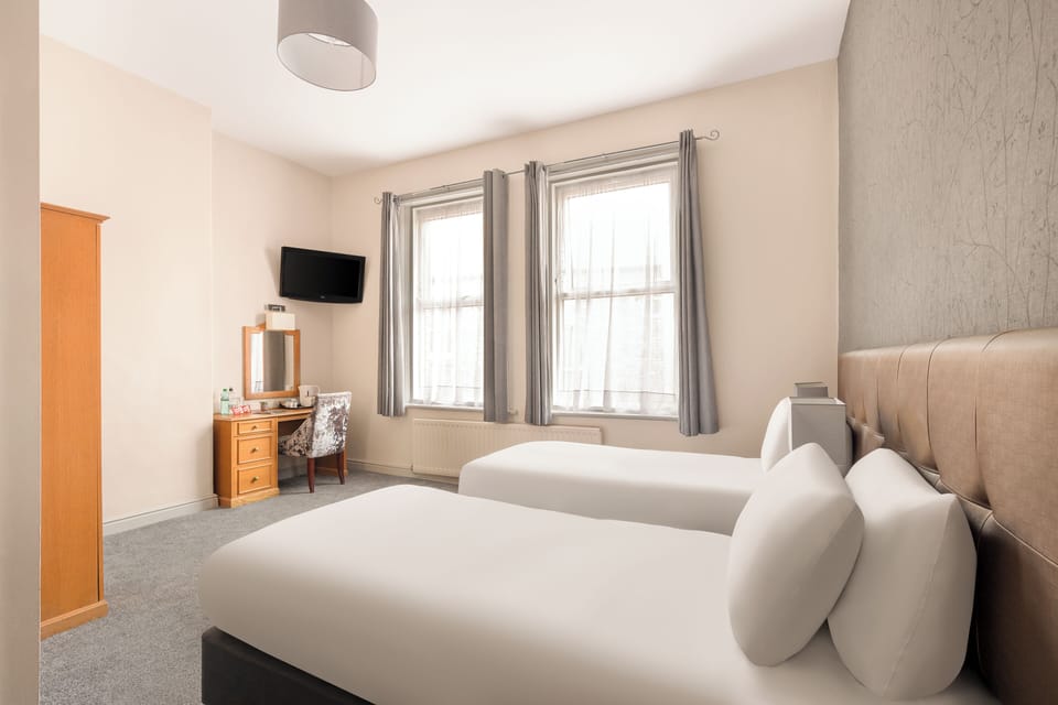 Superior Twin Room | Desk, iron/ironing board, free WiFi, bed sheets