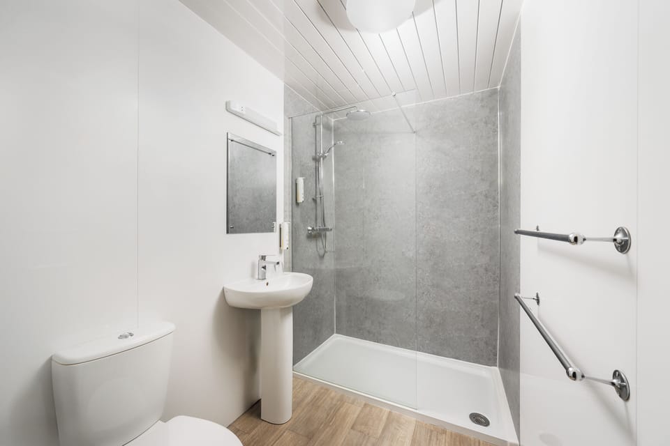 Combined shower/tub, free toiletries, hair dryer, towels