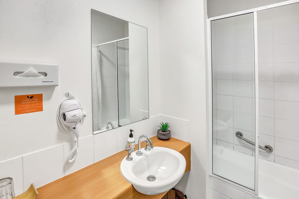 Standard Double or Twin Room | Bathroom | Shower, free toiletries, hair dryer, towels