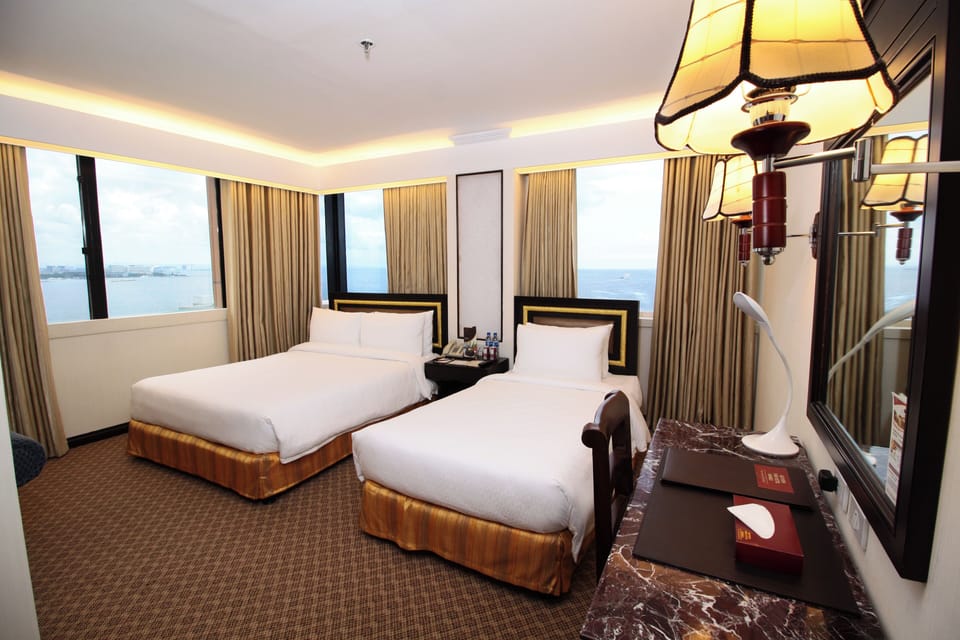 Deluxe Room | In-room safe, desk, blackout drapes, WiFi
