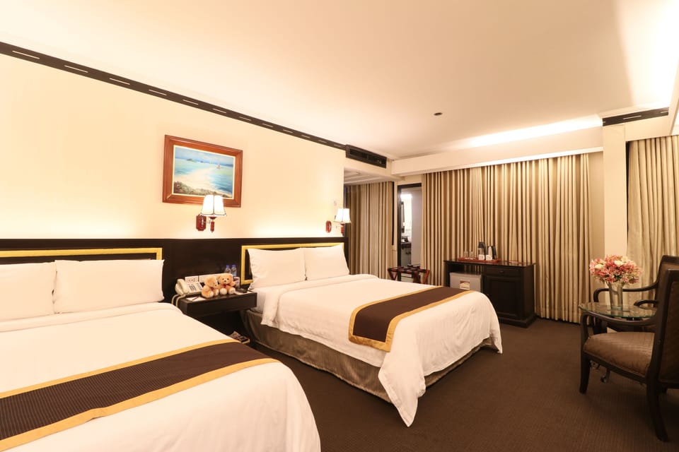 Deluxe Room | In-room safe, desk, blackout drapes, WiFi