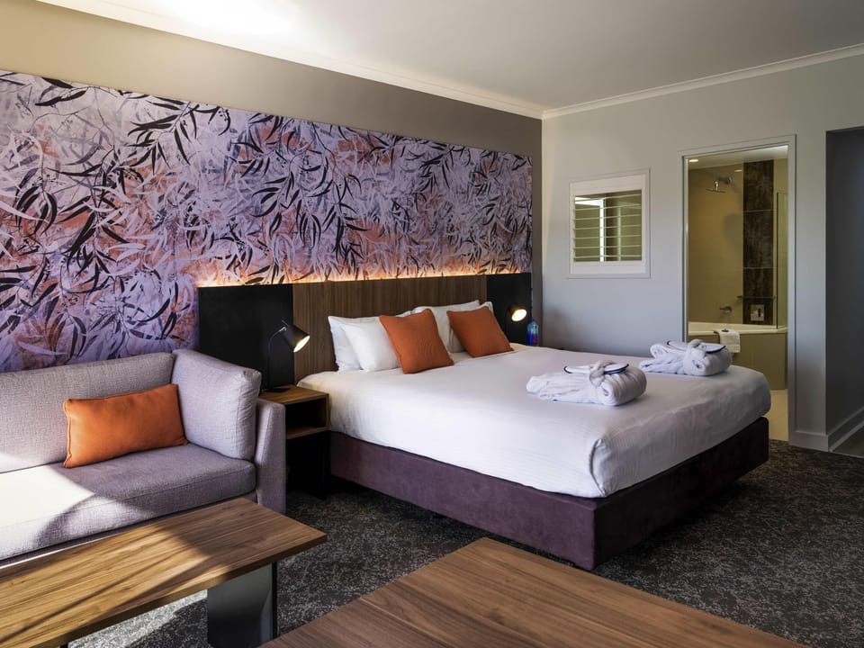 Room, 1 King Bed | In-room safe, desk, laptop workspace, blackout drapes