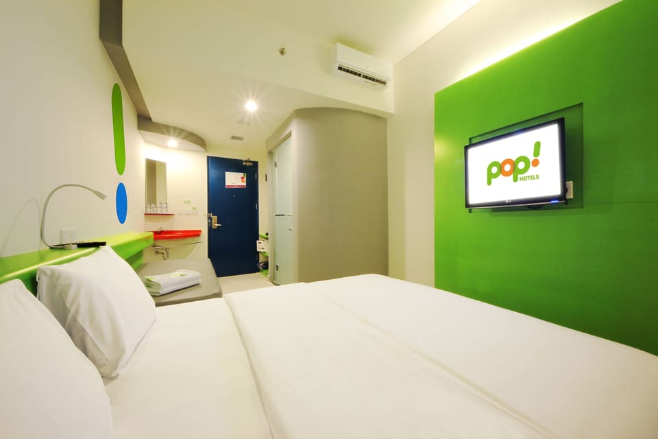Room (POP!) | Premium bedding, desk, blackout drapes, WiFi (free)