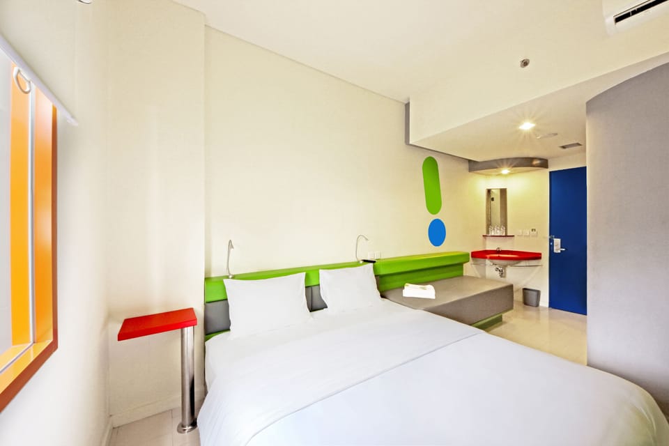 Premium bedding, desk, blackout drapes, WiFi (free)