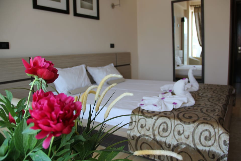 In-room safe, free WiFi, bed sheets