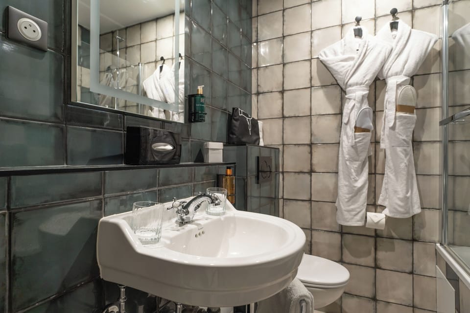 Combined shower/tub, eco-friendly toiletries, hair dryer, towels