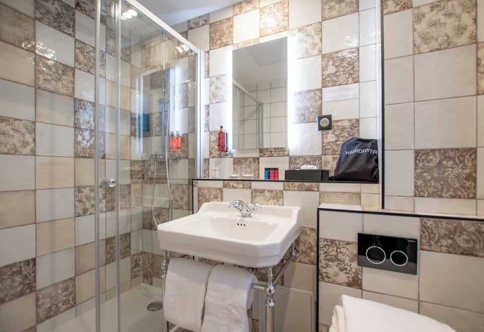Superior Room (Chambre Supérieure Mansardée) | Bathroom | Combined shower/tub, eco-friendly toiletries, hair dryer, towels