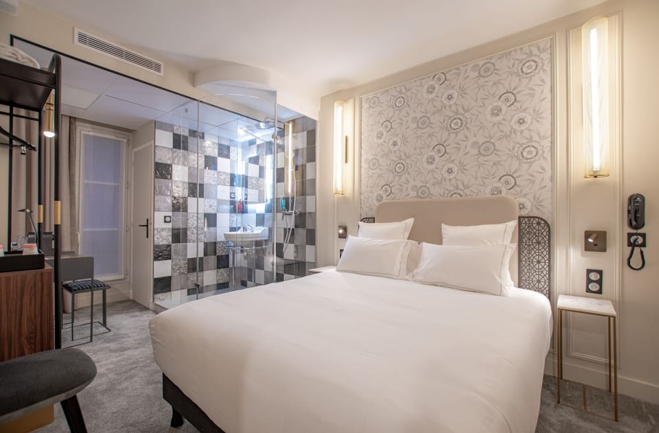 Business Room | Minibar, in-room safe, individually furnished, desk