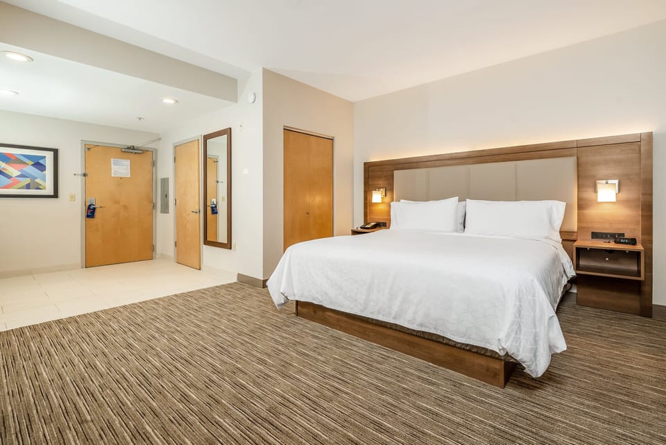 Standard Room, 1 King Bed | In-room safe, desk, laptop workspace, soundproofing