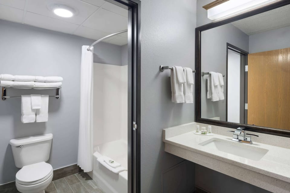AmericInn by Wyndham Stuart Hotel in Iowa