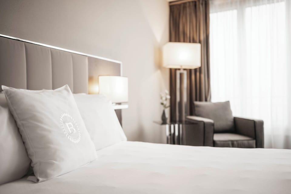 Comfort Room, Lake View (Chic) | Premium bedding, down comforters, minibar, in-room safe