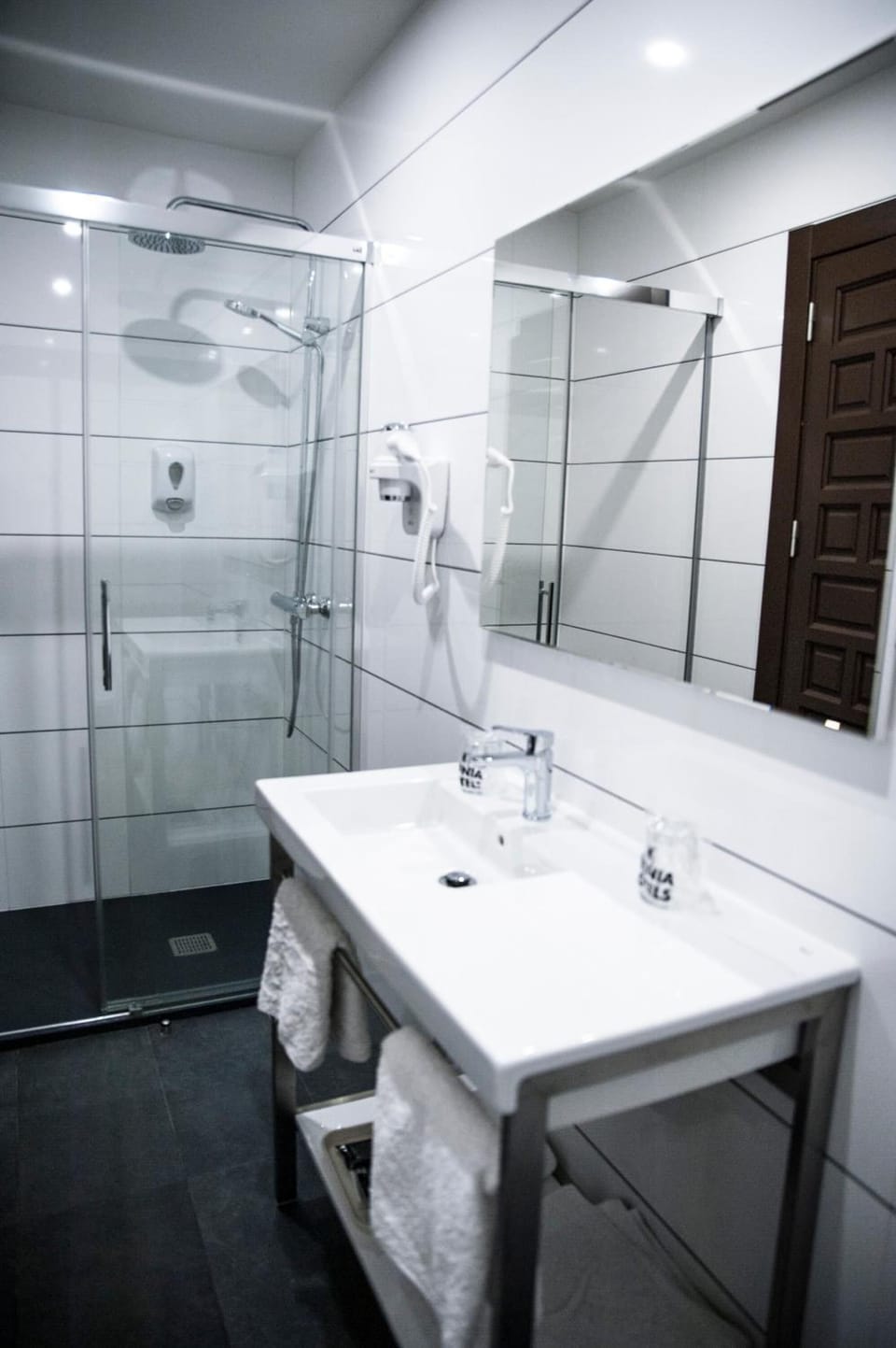 Shower, rainfall showerhead, free toiletries, hair dryer
