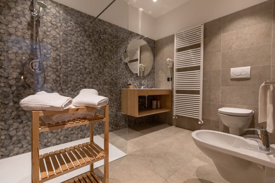 Family Room | Bathroom | Shower, hair dryer, bidet, towels