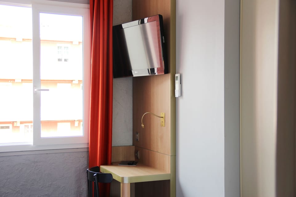 Premium bedding, in-room safe, desk, blackout drapes