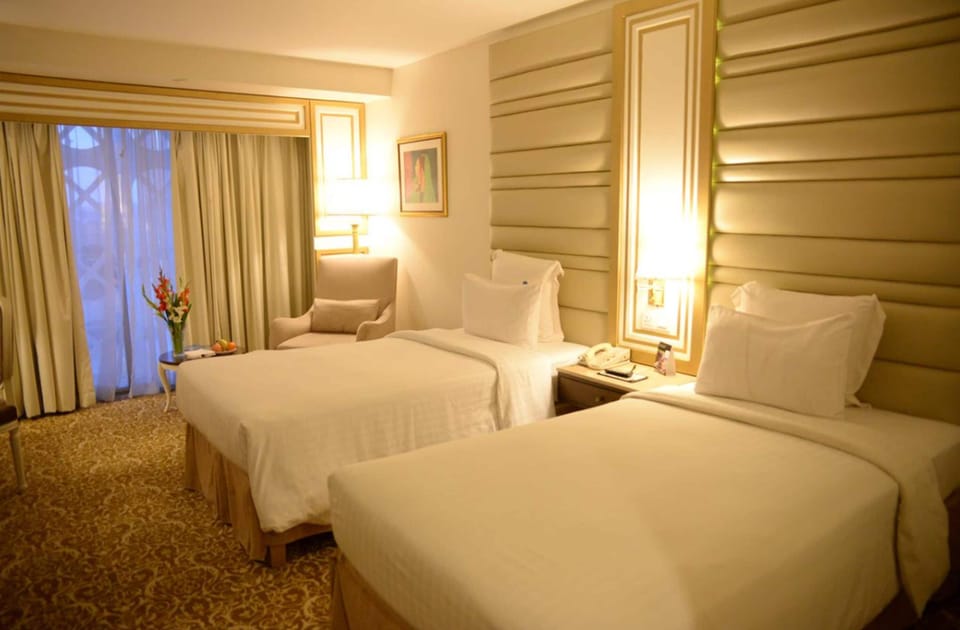 Deluxe Twin Room | Minibar, in-room safe, desk, blackout drapes