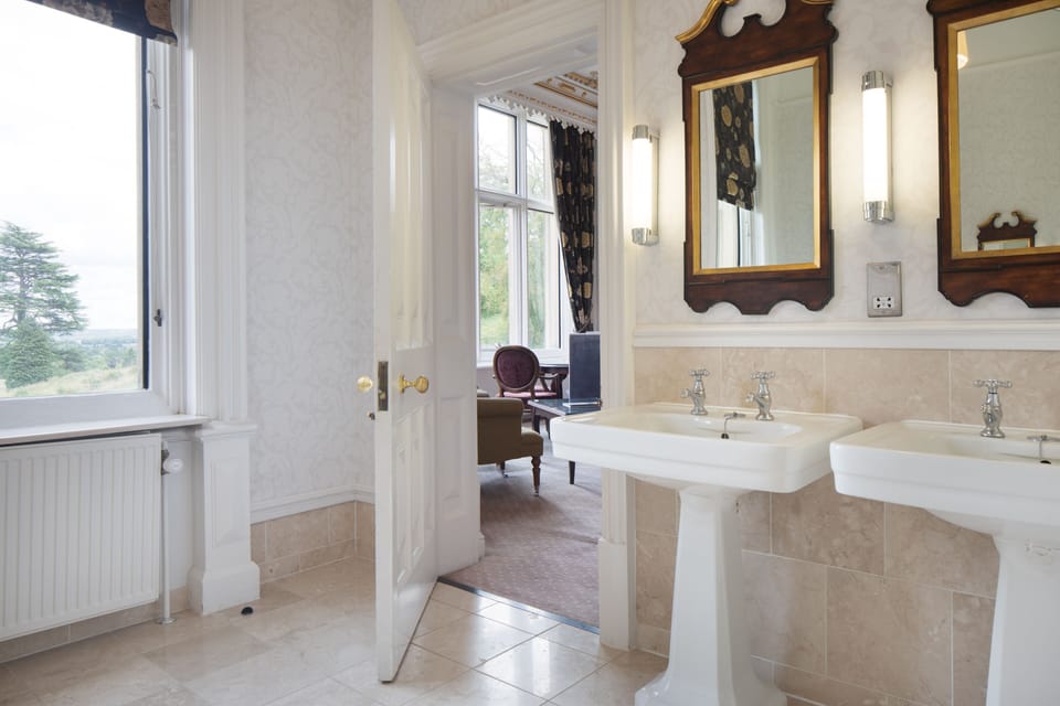 Deluxe Suite, 1 King Bed, Non Smoking (Four Poster Bed) | Bathroom | Combined shower/tub, rainfall showerhead, free toiletries, hair dryer
