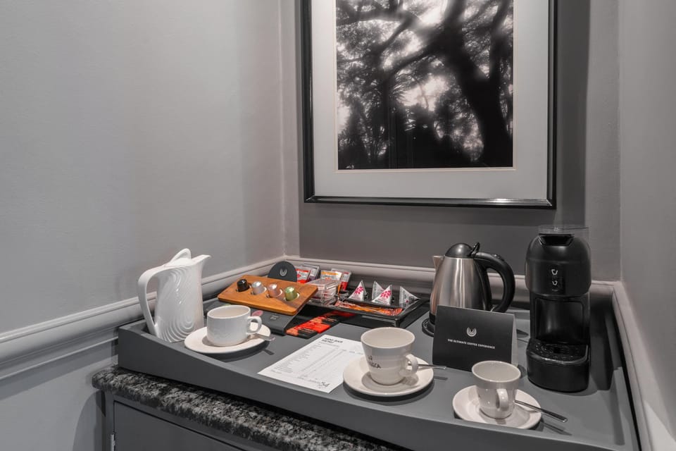 Deluxe Room, 1 King Bed | Room amenity
