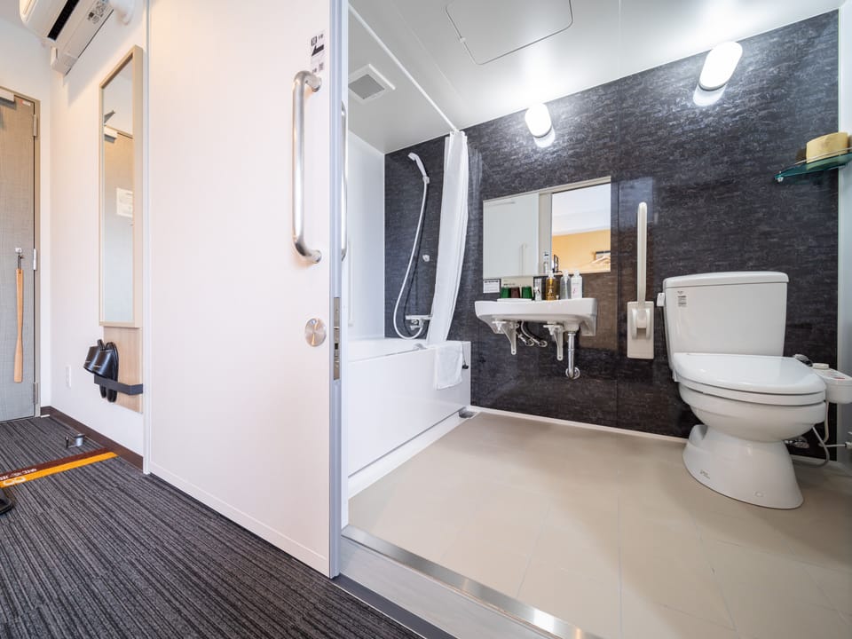 Combined shower/tub, deep soaking tub, towels