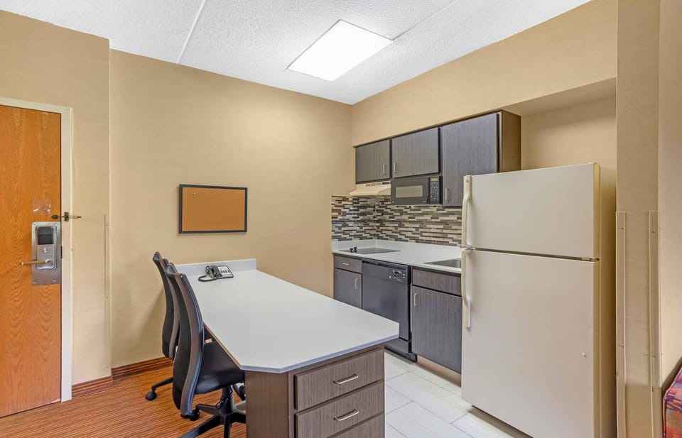 Deluxe Studio, Refrigerator & Microwave | Private kitchen | Fridge, microwave, stovetop, dishwasher