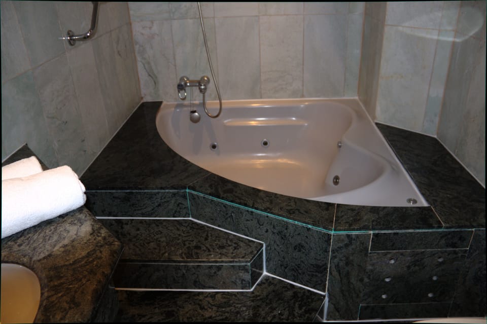 Family Room | Jetted tub