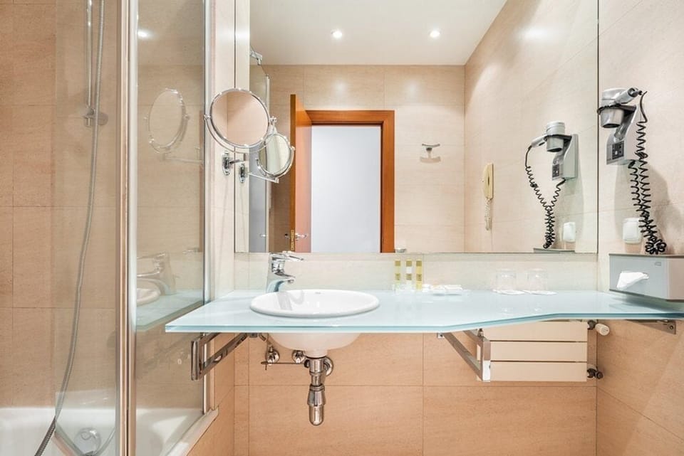 Breakfast, lunch, dinner served; local cuisine, garden views 