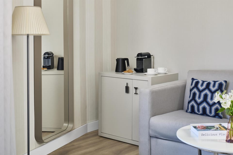 Superior Room | Minibar, in-room safe, desk, blackout drapes