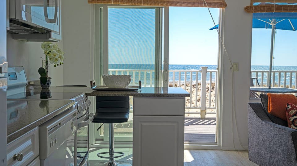 1 Bedroom Oceanfront Ocean View Rapallo | Private kitchen | Full-size fridge, microwave, stovetop, cookware/dishes/utensils