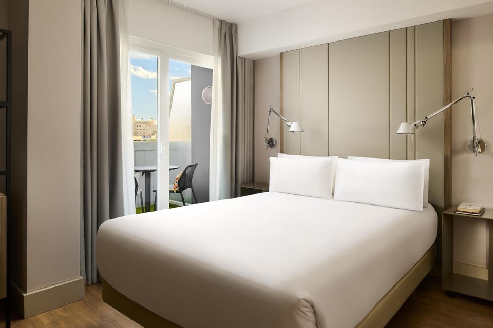 Standard Room, Terrace | Minibar, in-room safe, desk, blackout drapes