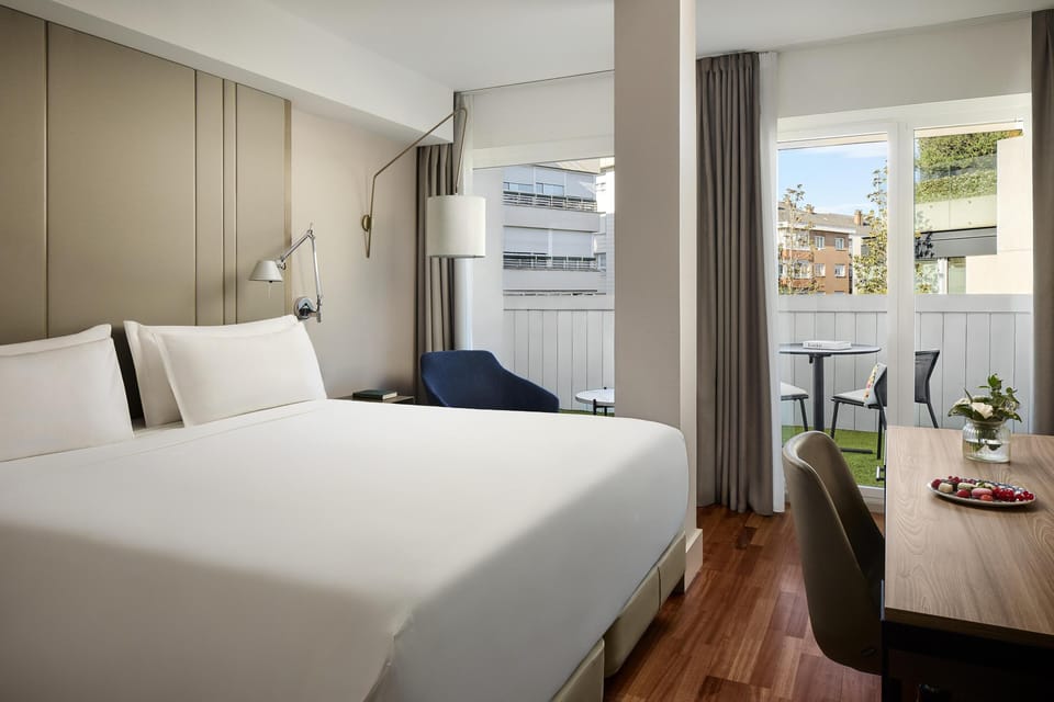 Superior Room, Terrace | Minibar, in-room safe, desk, blackout drapes